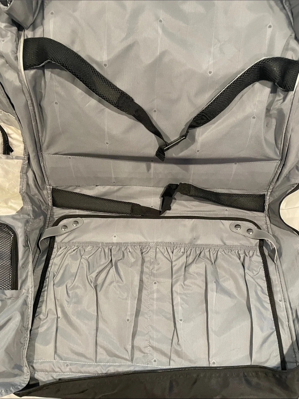 NWOT Delsey Paris Garment Gag W/ Tons of Storage B138